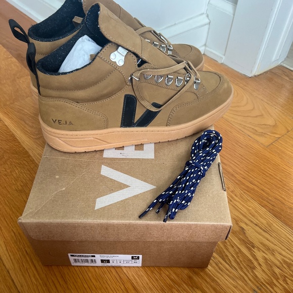 VEJA "Roraima Nubuck Tent Black" (9M/EUR 42M) - Picture 3 of 5